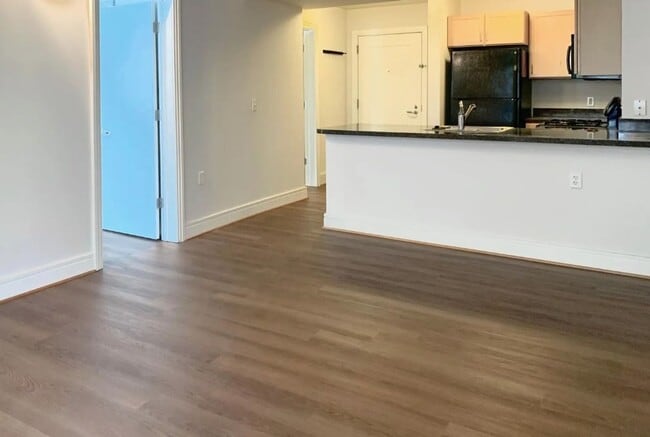 Building Photo - Short Walk to the Wharf! - Professionally Managed  and Spacious 1BR With Monument Views