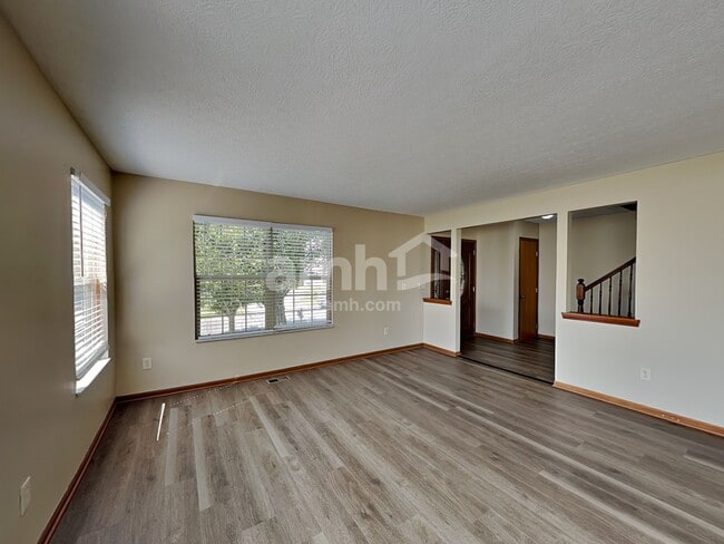 Photo - 180 Shaleridge Dr