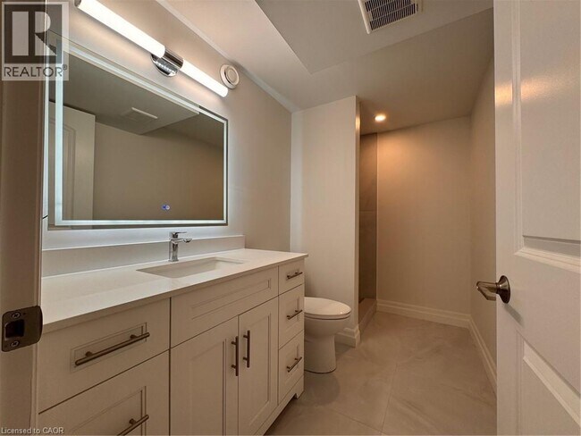 Photo - 62 Gage Ave Unité 2