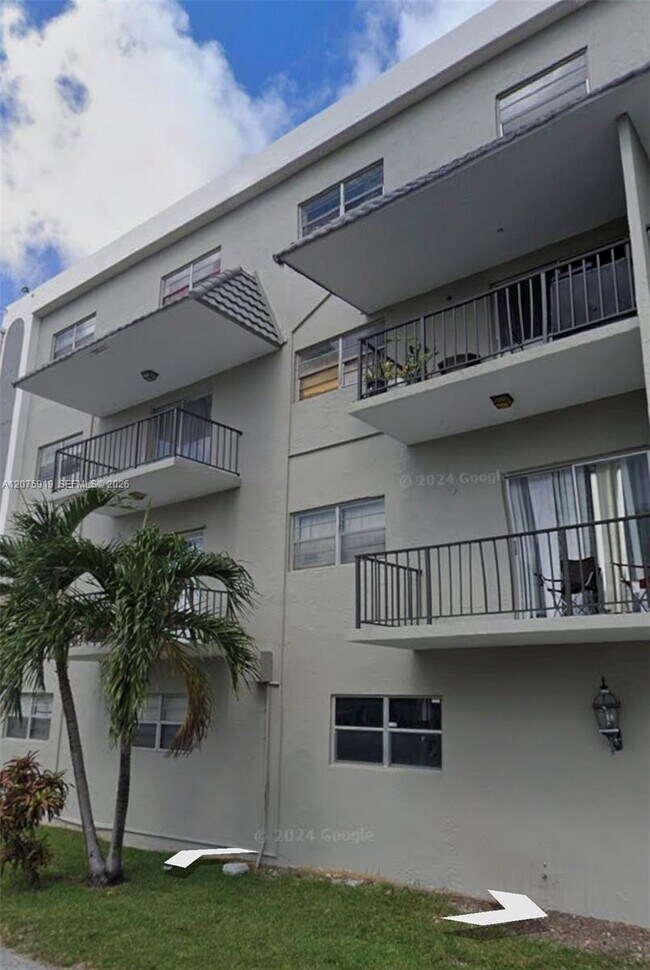 Building Photo - 5100 SW 41st St Unit 320