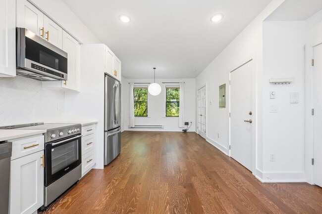 Building Photo - 366 2nd St Unit 2