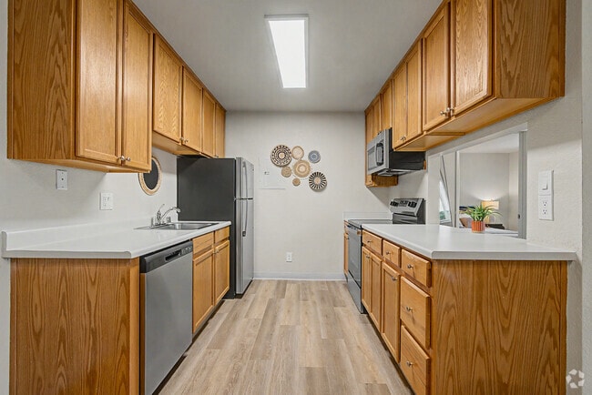 2BR, 2BA - 922SF - Kitchen