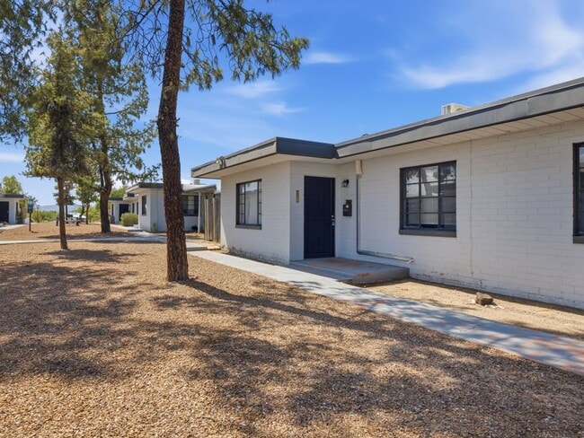 Building Photo - 2 Bed 1 Bath with covered parking!