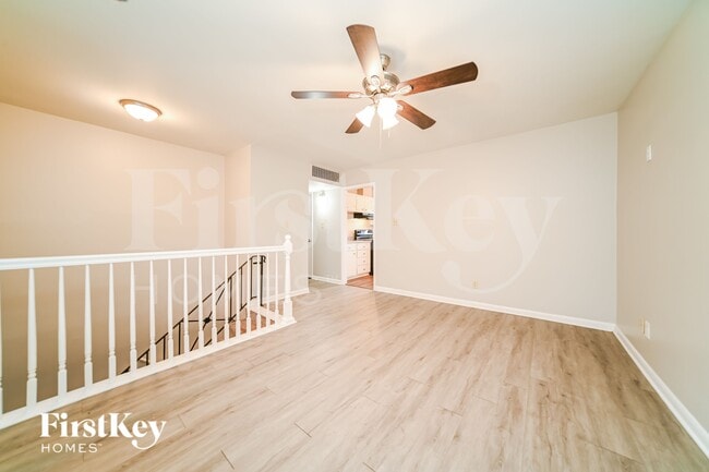 Photo - 342 Roxbury Dr