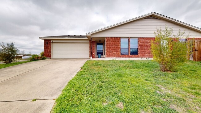 Building Photo - 3 BEDROOM, 2 BATH, 2 CAR GARAGE DUPLEX!!!