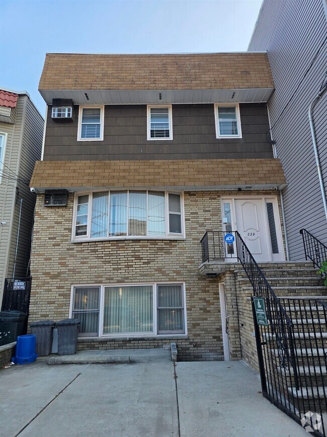Building Photo - 229 Griffith St Rental