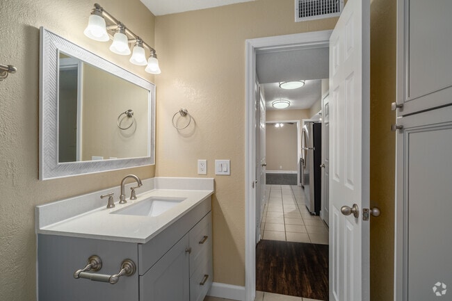 2BR, 1.5BA - 1,000SF - Bathroom