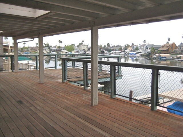Expansive south facing deck with boat dock! - 5090 Discovery Pt Casa