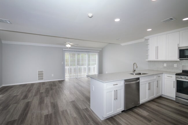 Quartz Countertop Bar Stool Island - Fairfield Hills South At Farmingville Rental