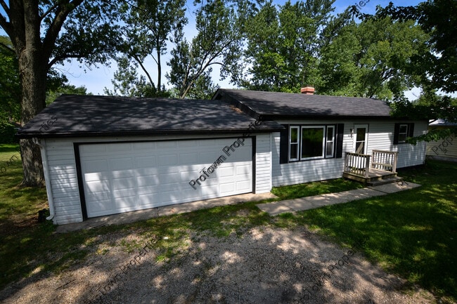 Building Photo - 821 Penfield Ave