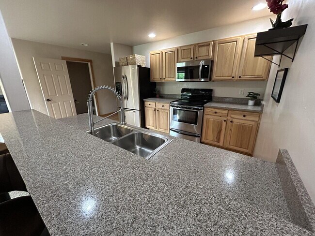 Photo - "Luxurious 3-Bed, 3-Bath Townhouse with Fireplace in Prime Location!!" Unidad B