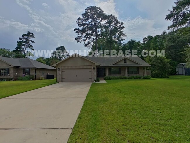 Building Photo - 4/2 in North Crestview: Screened Porch, Fenced Yard, Near Top Schools