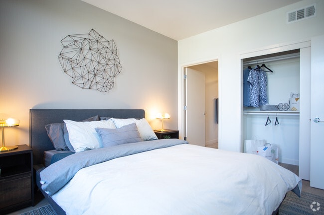 2BR, 2BA-1038 SF