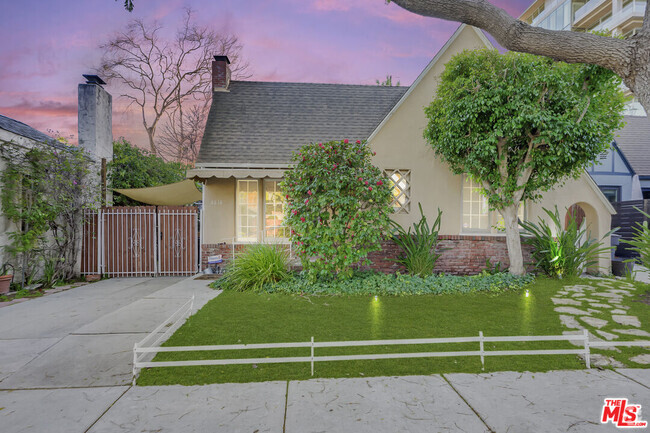 Building Photo - 8838 Rosewood Ave Rental