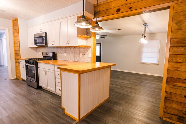 Photo - Beautiful 3-bed, 1-bath Home Available in ...