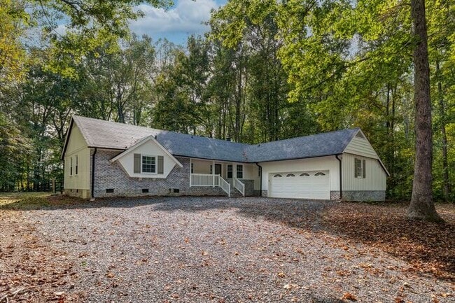 Building Photo - Private Home on Spacious Lot in Browns Sum...