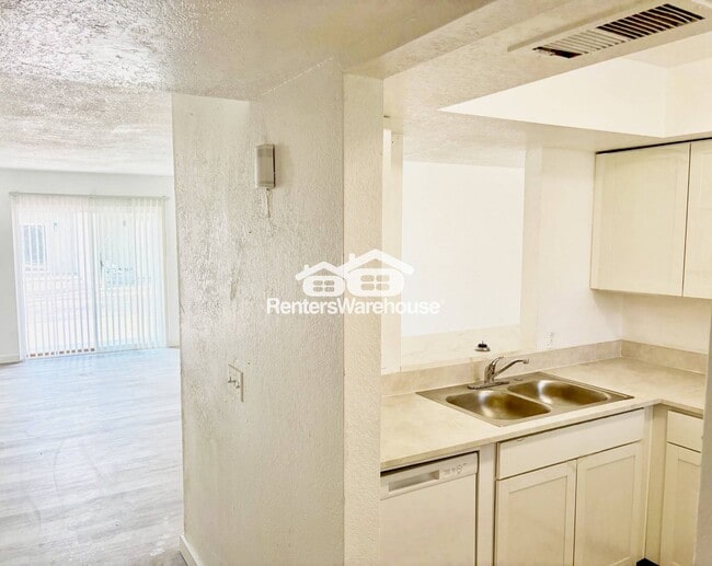 Building Photo - 2832 E Marconi Ave Rental