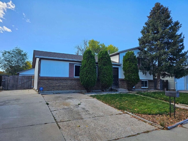 Building Photo - Charming 3BR/2BA with Massive Yard and Gar...