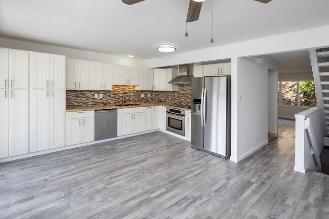 1098 Kumukumu St
