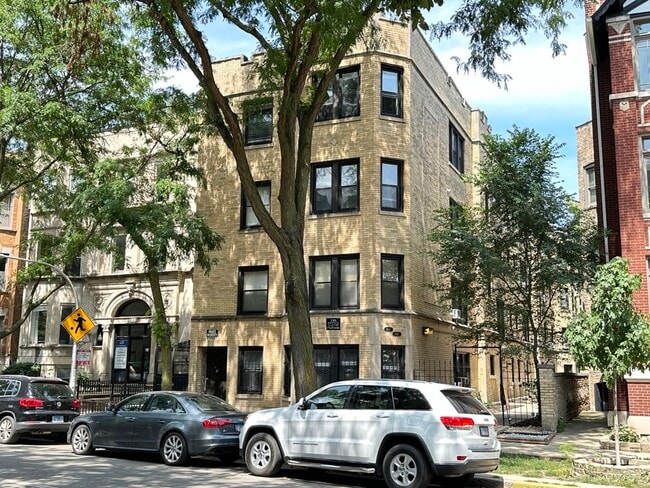 Building Photo - 648.5 W Roscoe St