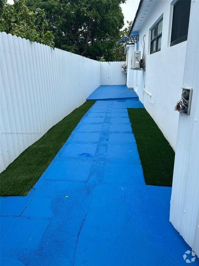 Building Photo - 1351 NW 132nd Terrace Unit EFFI-EFFI Rental