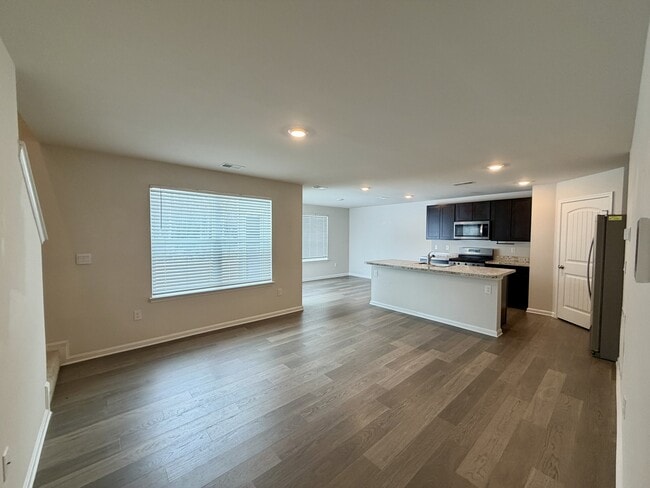 Photo - 633 Currant Cir