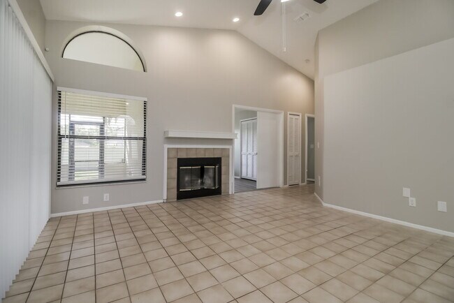 Photo - 1086 Manigan Ave