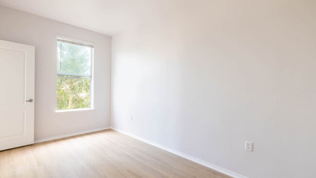 Dormitorio con suelo de superficie dura