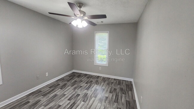 Photo - 5566 Windwood Rd