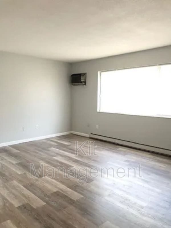 Building Photo - 830 W Alexis Rd