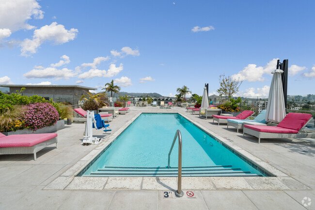 Rooftop - TENTEN Glendale Louise Rental