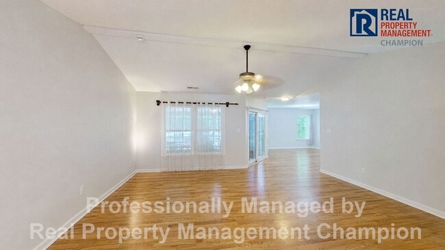 Building Photo - Charming home with open floor plan, vaulted ceilings and spacious backyard