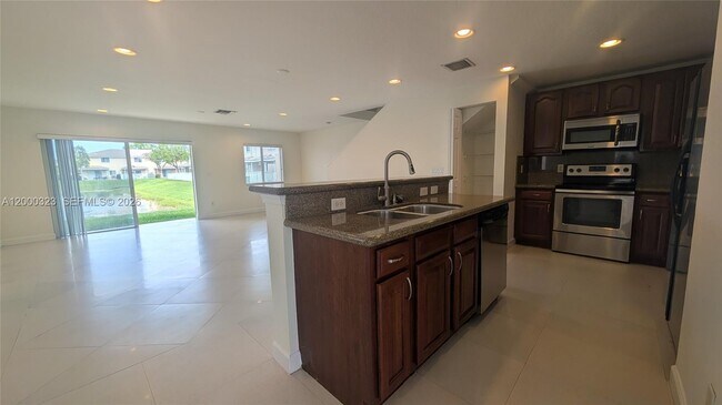 Photo - 5910 Royal Way