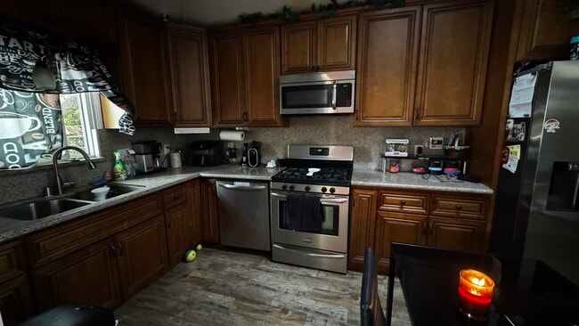 Photo - 16629 Victory Blvd