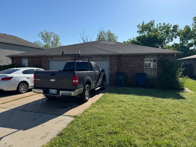 3 bedroom, 2 bath, 1 car garage. - 3 bedroom, 2 bath, 1 car garage. House