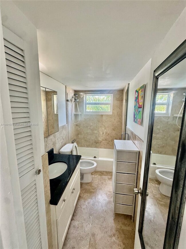 Photo - 335 Collins Ave Unidad 302
