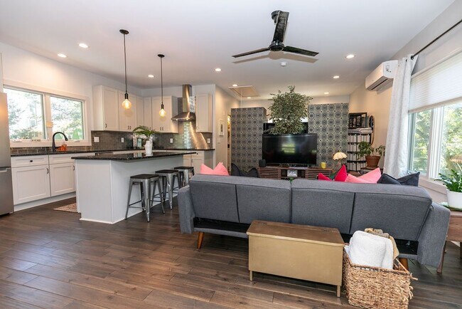 Photo - 1084 Sanders Ave SE