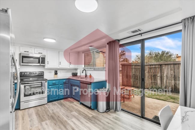 Photo - 4045 Thunderbird Dr