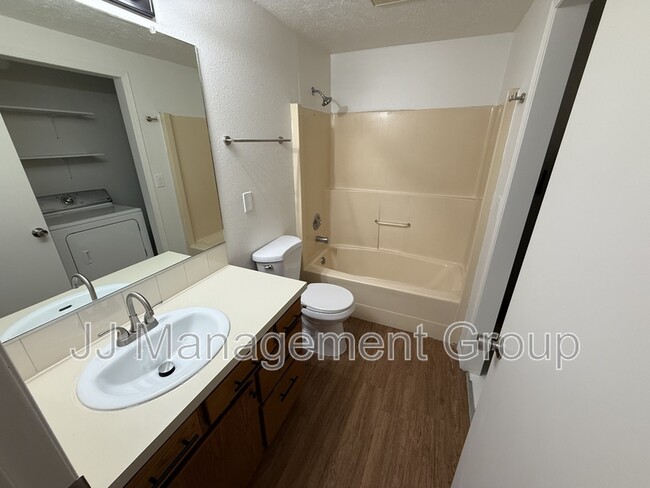 Photo - 1227 2nd St Unit Webster Apartments