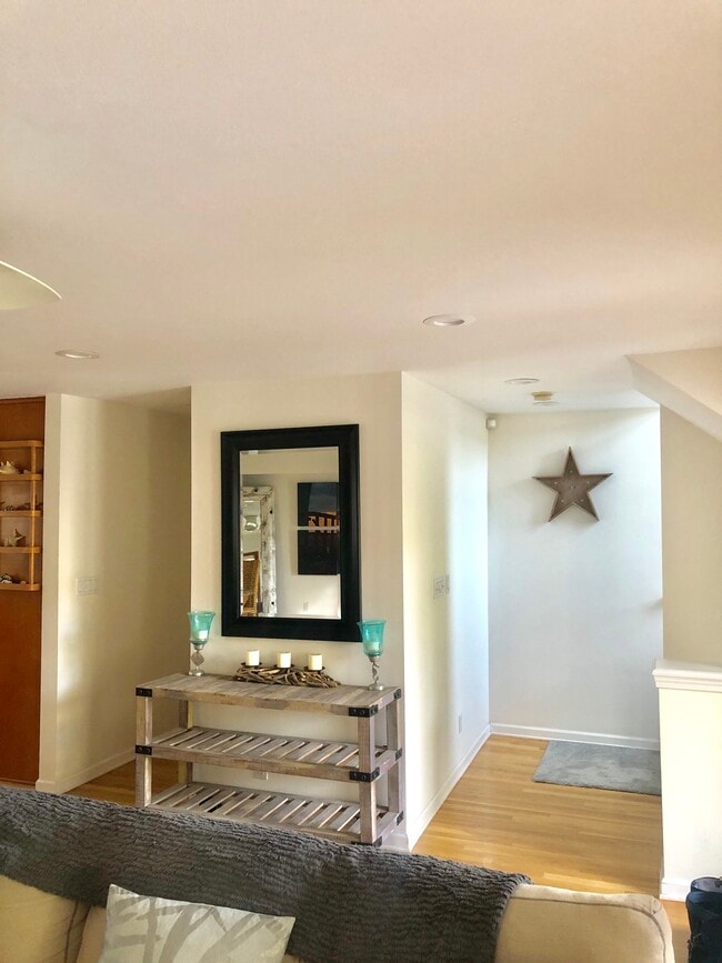 Tocador y escalera - 210 Whiting St