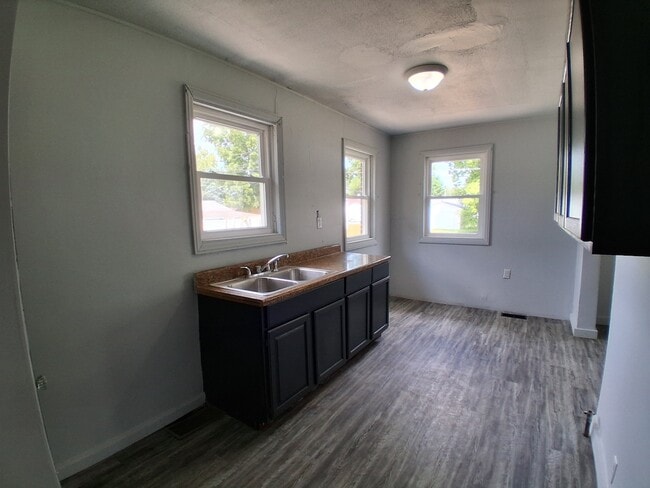 Photo - 1497 Fairchild-E