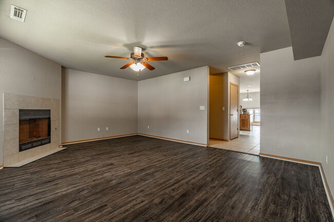 Photo - 4 Bedroom 2.5 Bath Townhome near UofA! Available in August!!