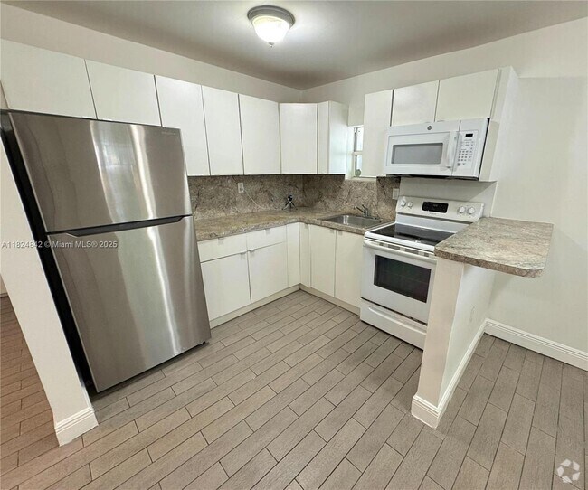 Building Photo - 1030 NW 32nd St Unit 2 Rental