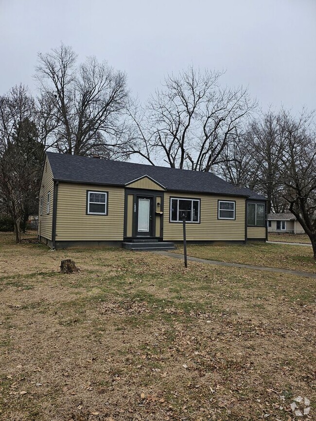 Building Photo - 3 Bedroom House w/garage