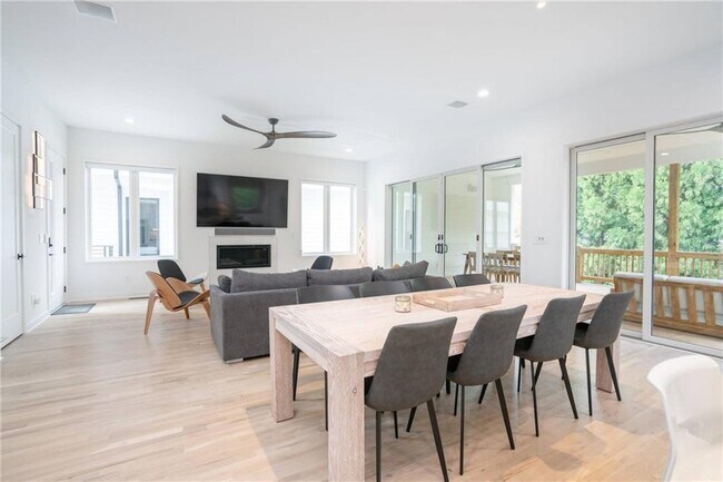 Photo - 562 Rankin St NE