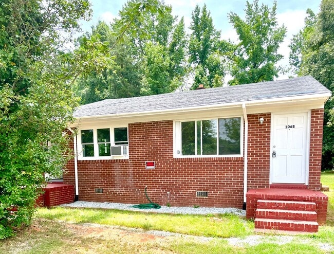 Building Photo - 106 Lassiter Dr Unit Apartment B