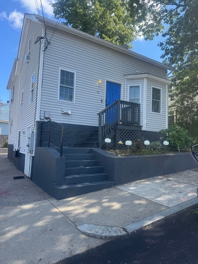 Building Photo - Spacious 2-Bedroom, 1.5-Bath Main-Floor Home in Providence