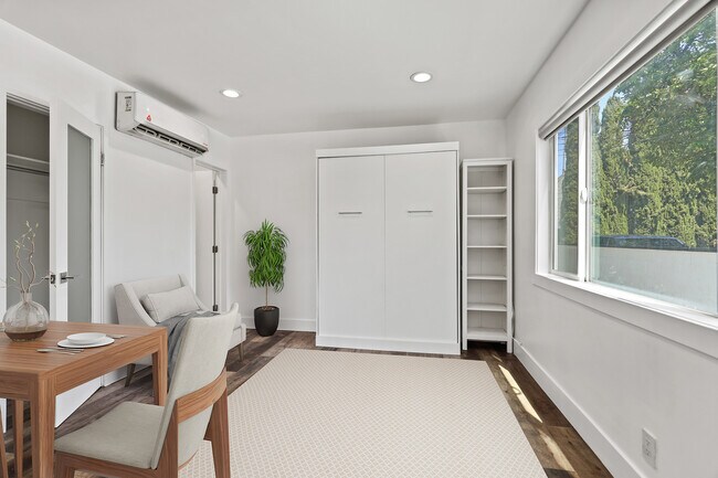 Unit 4 - 2730 Raymond Ave.