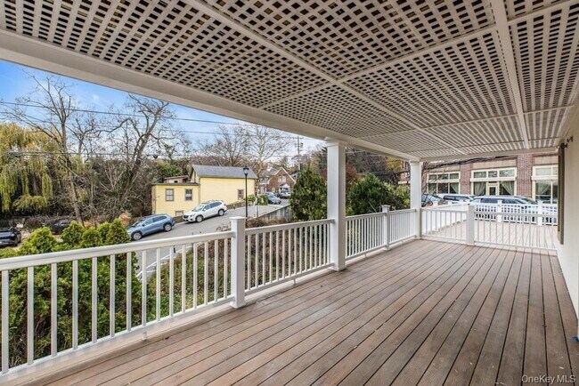 1431 Old Northern Blvd Unit 3