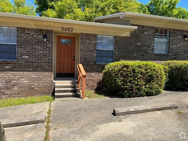 Building Photo - Northeast Pensacola - 2 bedroom, 1 bathroom Rental